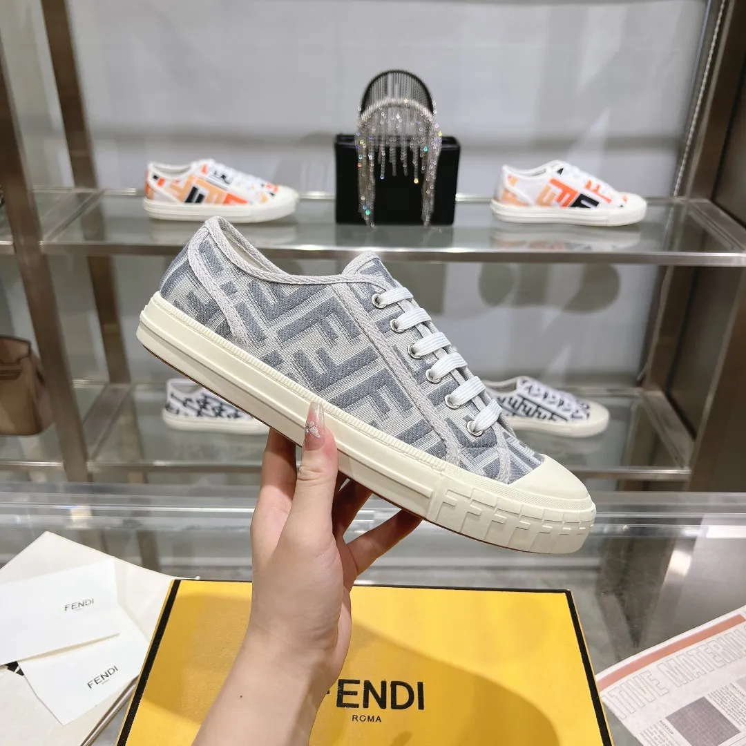 Couple style 💰460❤️Fendi Fendi's latest couple canvas shoes ❑ Fabric: Original customized imported jacquard canvas material ❑ Inner lining: Imported canvas material ❑ Sole: Original molded non-slip TPU outsole ❑ Bottom thickness: 2.5cm ❑ Size: Women's 35-40/Men's 39-45